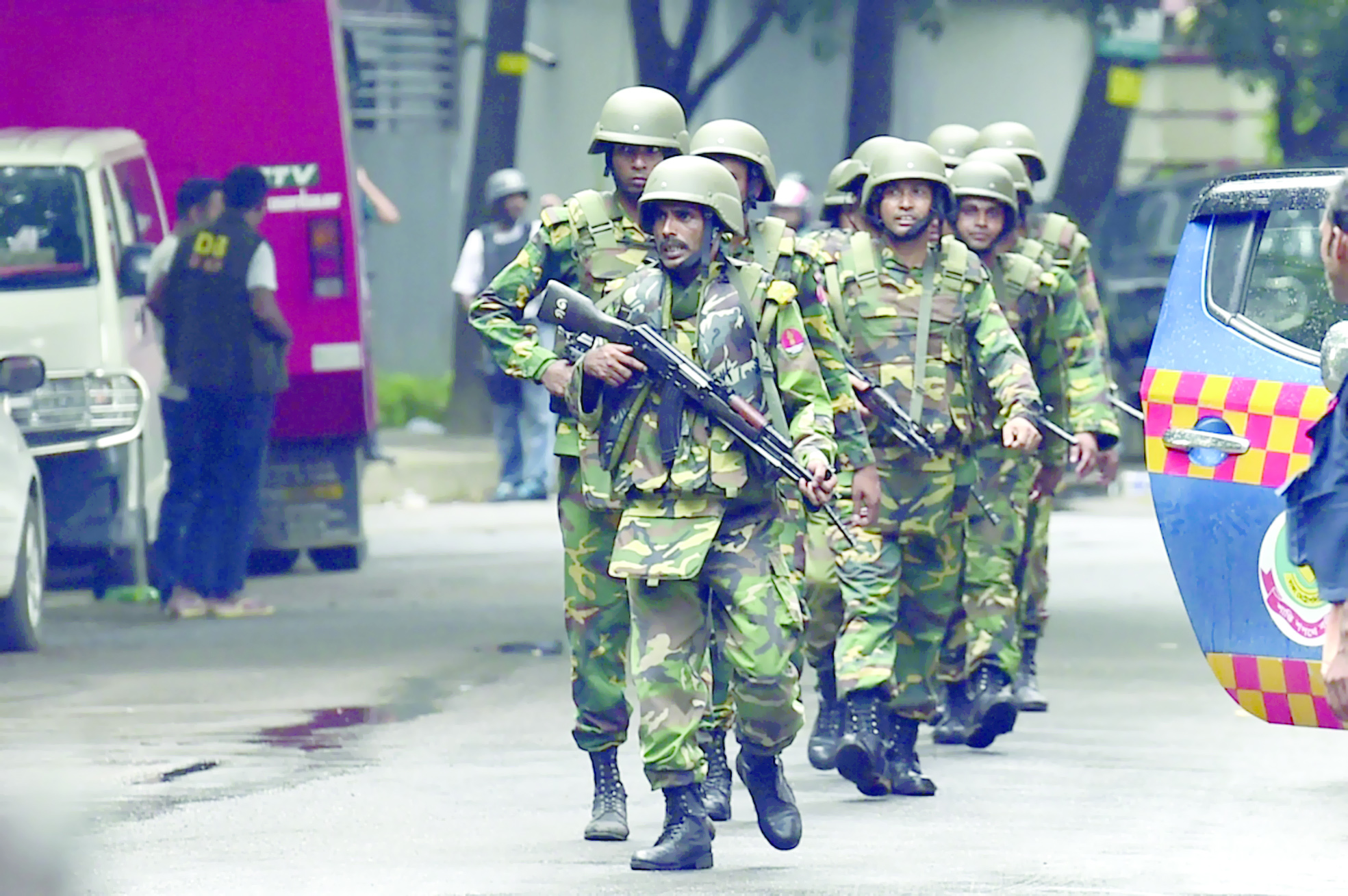شاهد عيان : احتجاز الرهائن في دكا  كان "مجزرة"