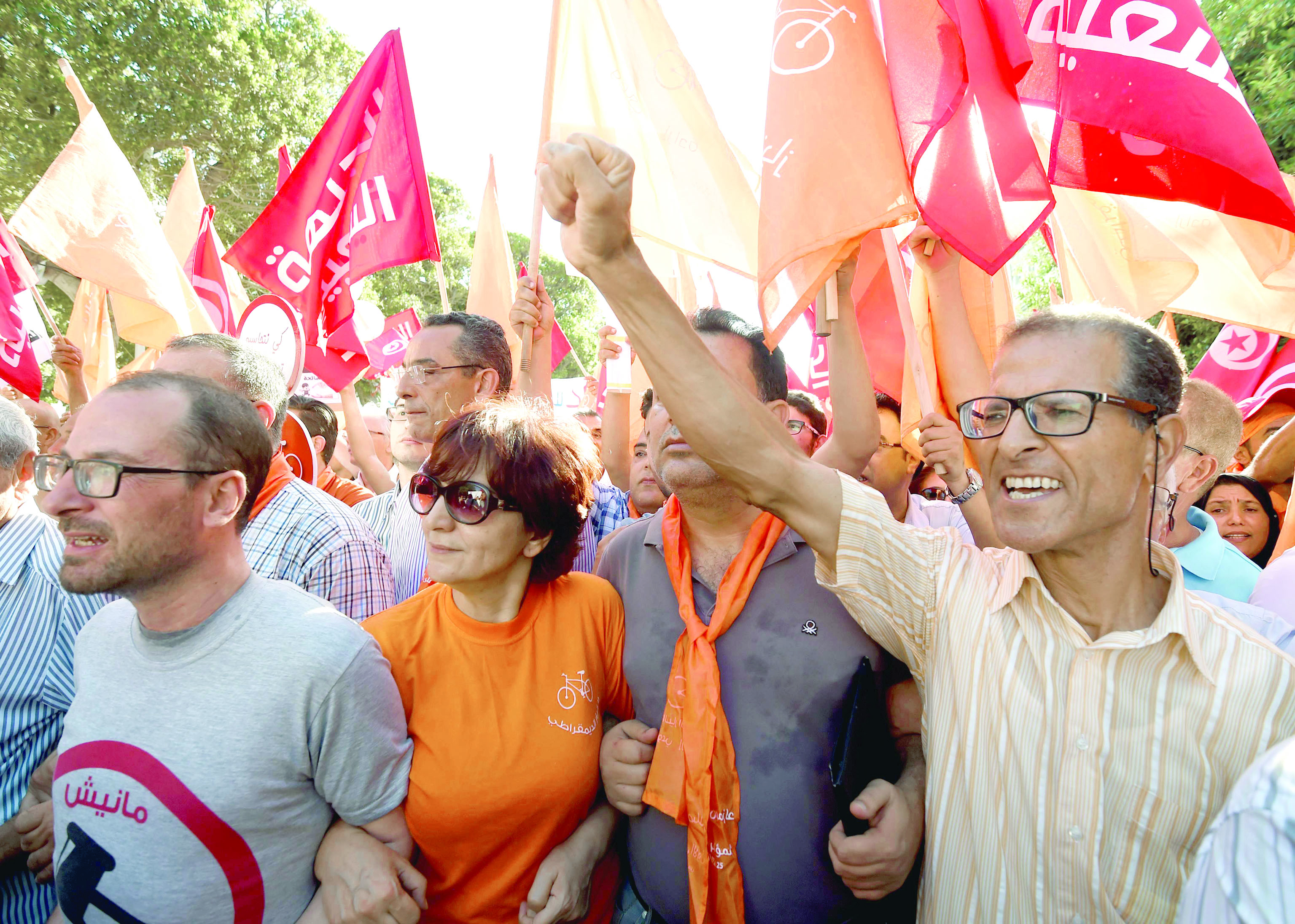 التونسيون يتظاهرون لـ "إسقاط الفساد"