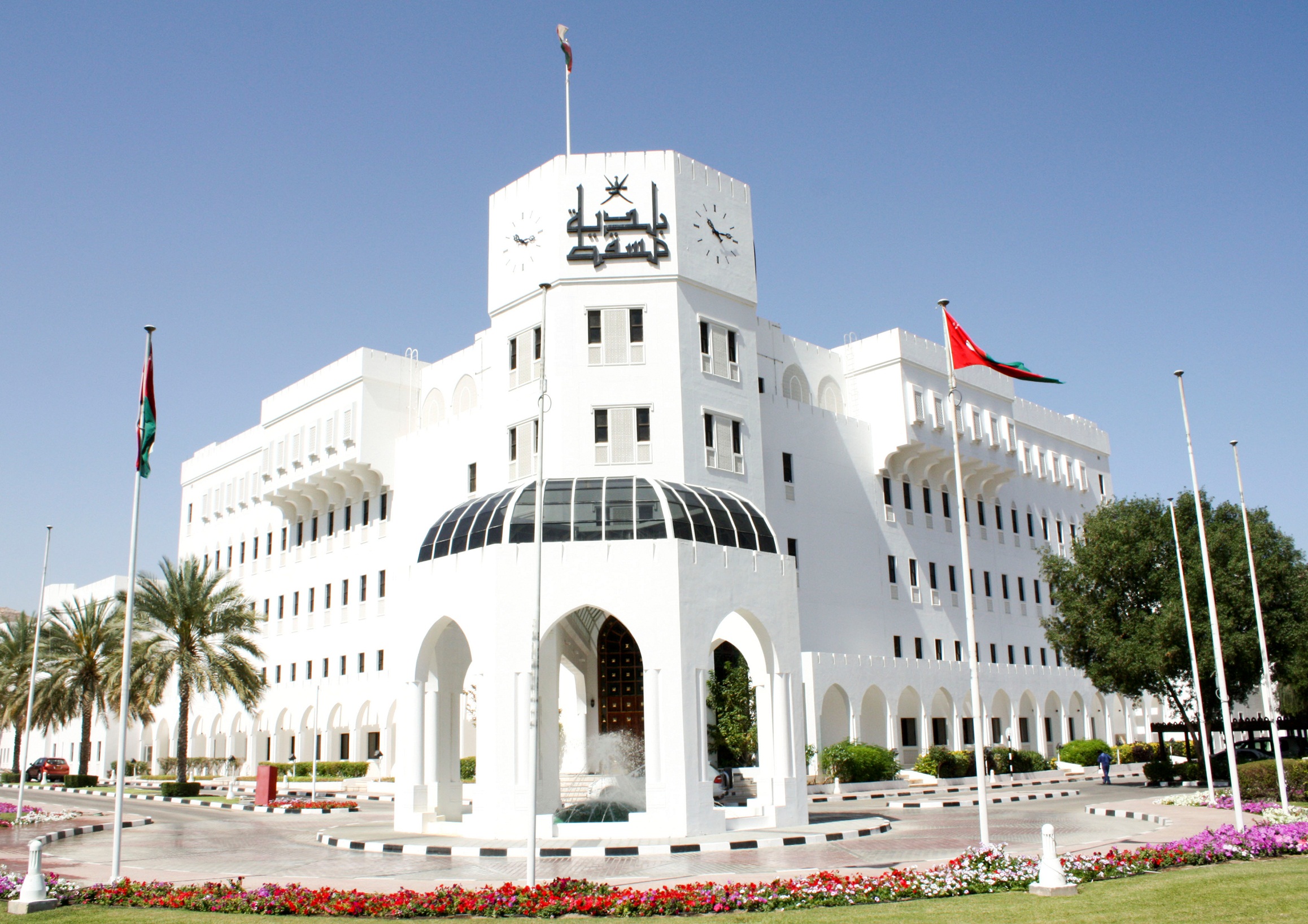 رئيس بلدية مسقط يصدر قرارات في وظائف الإدارة العليا والوظائف الاستشارية