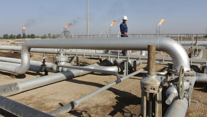 Oil drops as Saudi output, US stockpiles rise