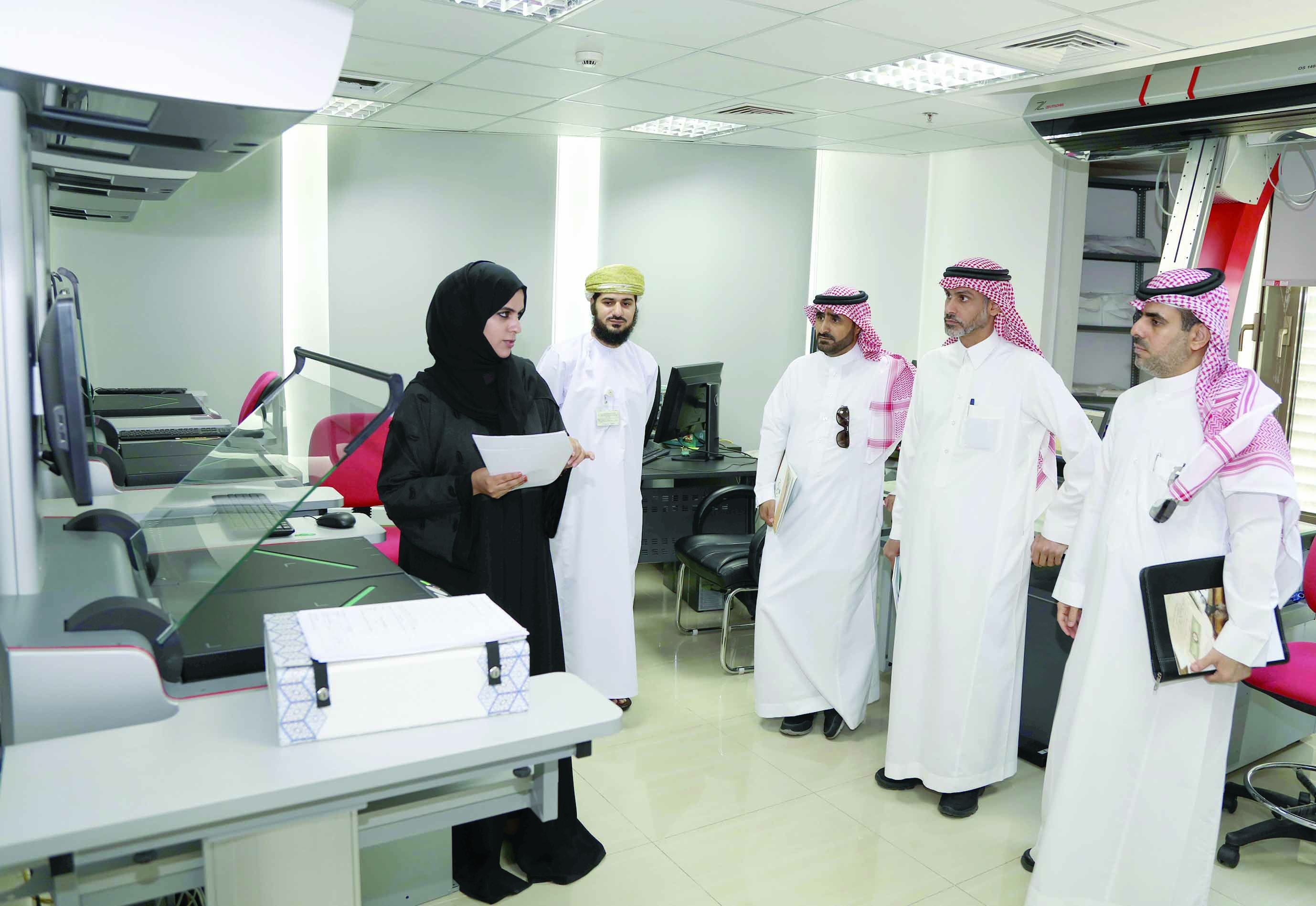 وفد سعودي يطلع على تجربة السلطنـة فـي إدارة الوثـائـق