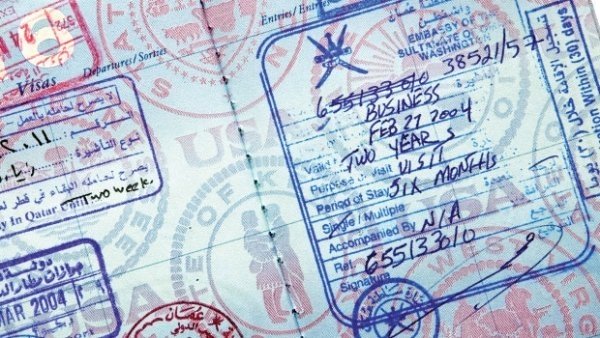 تجارة غير مشروعة في التأشيرات على مواقع التواصل الإجتماعي