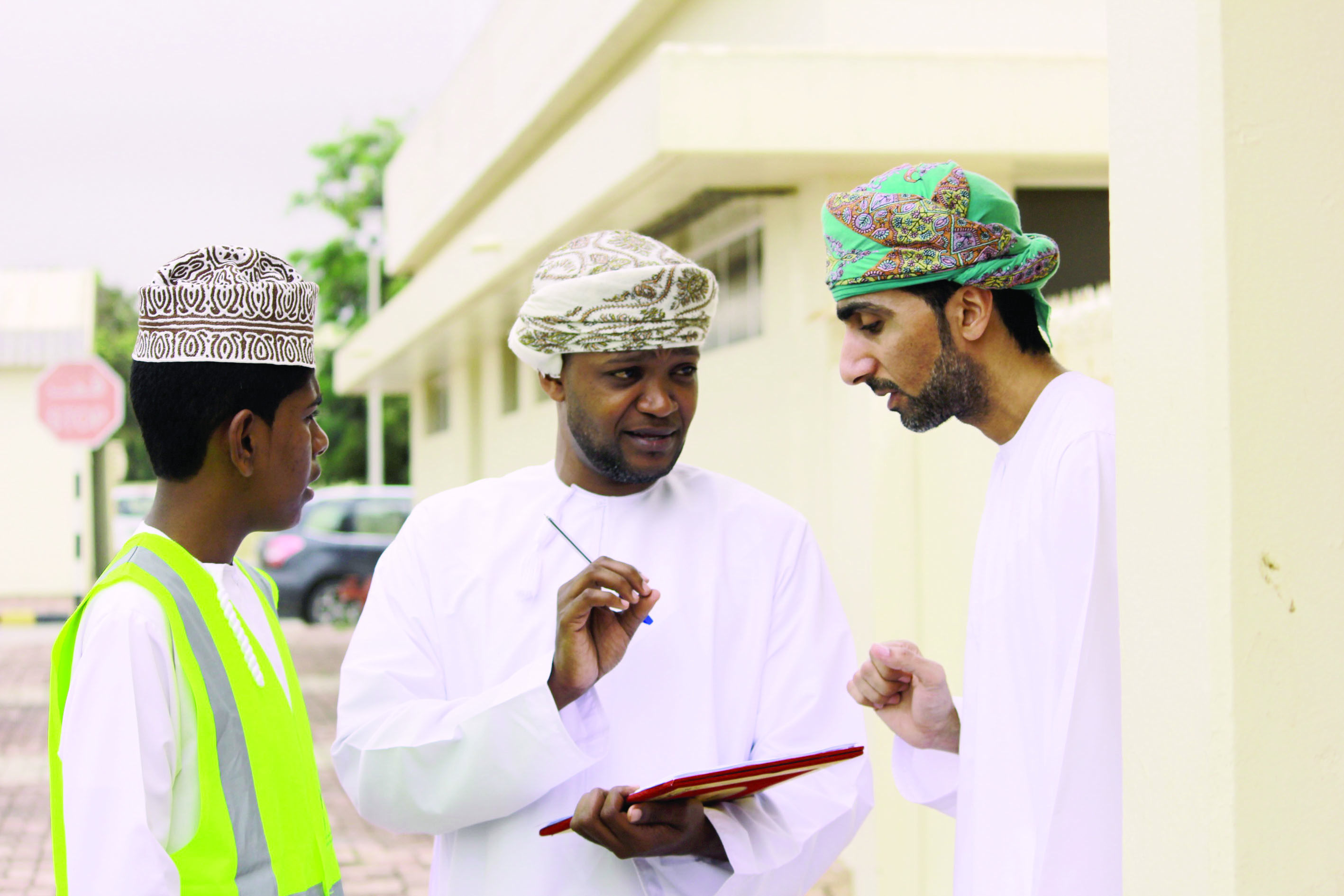 الجمعية العمانية للسلامة على الطرق تعزز الوعي بالسلامة المرورية في صلالة