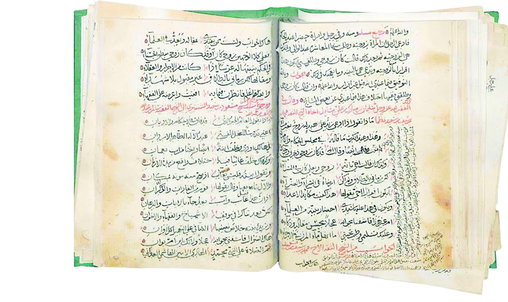 كتاب يسرد حكاية مخطوطات عُمانية قاومت الضياع