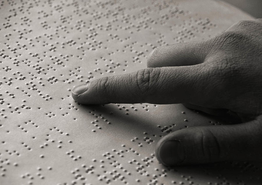 أول مكتبة للمكفوفين وكبار السن في مدينة  " دوالا " بالكاميرون