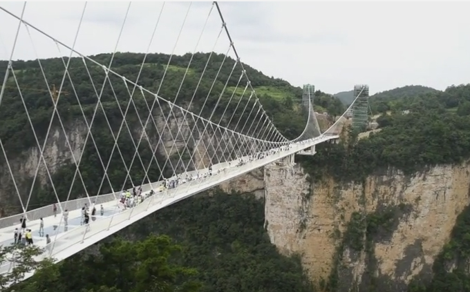افتتاح اطول وأعلى جسر زجاجي للمشاة في العالم للعامة في الصين