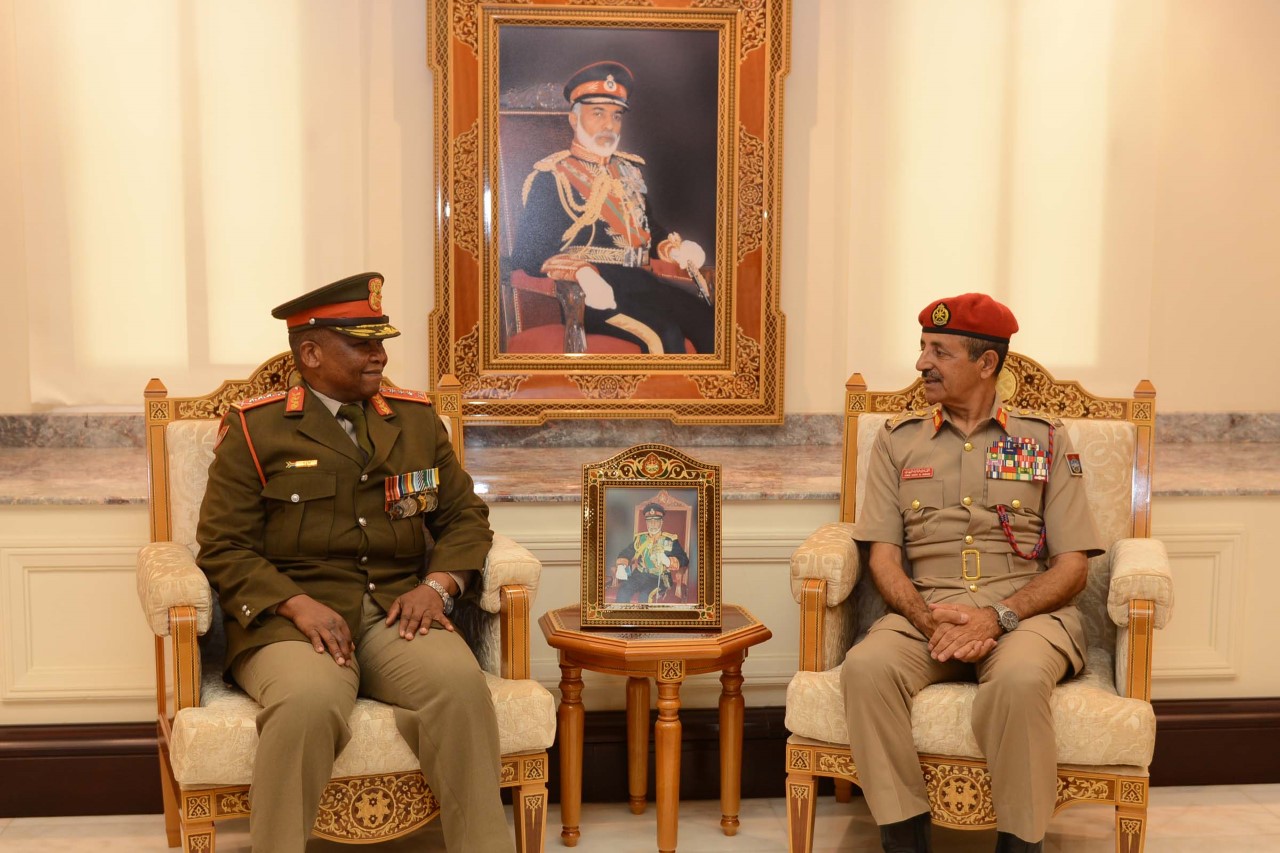 رئيس أركان قوات السلطان المسلحة يستقبل رئيس جيش جمهورية جنوب أفريقيا