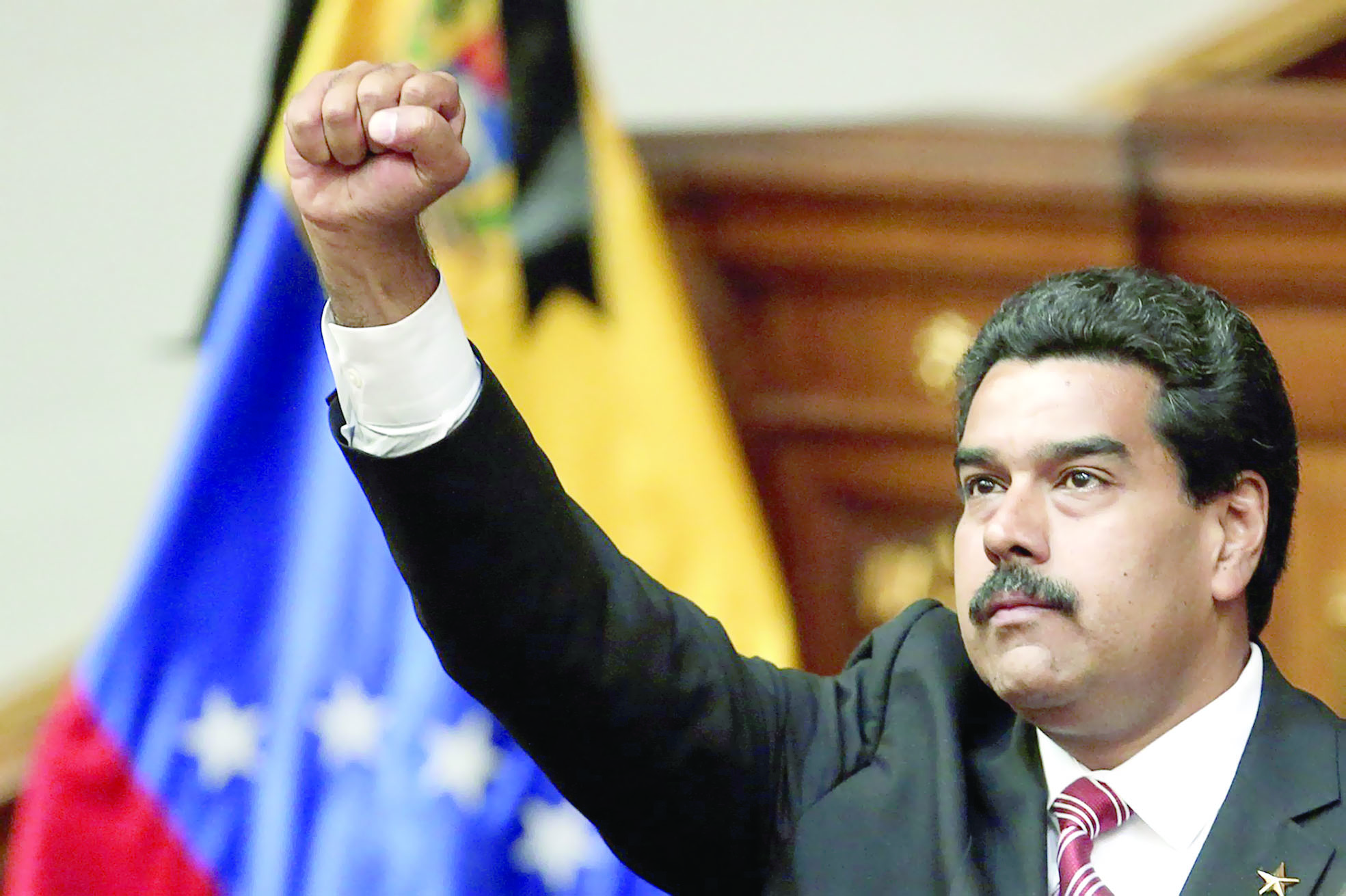 مادورو يقصي الموظفين الحكوميين الذين يدعمون الاستفتاء