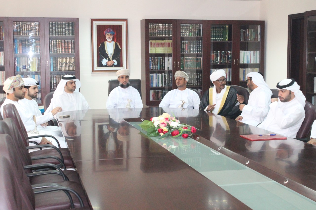 الوفد القضائي الإماراتي يزور مجمع المحاكم بمحافظة ظفار