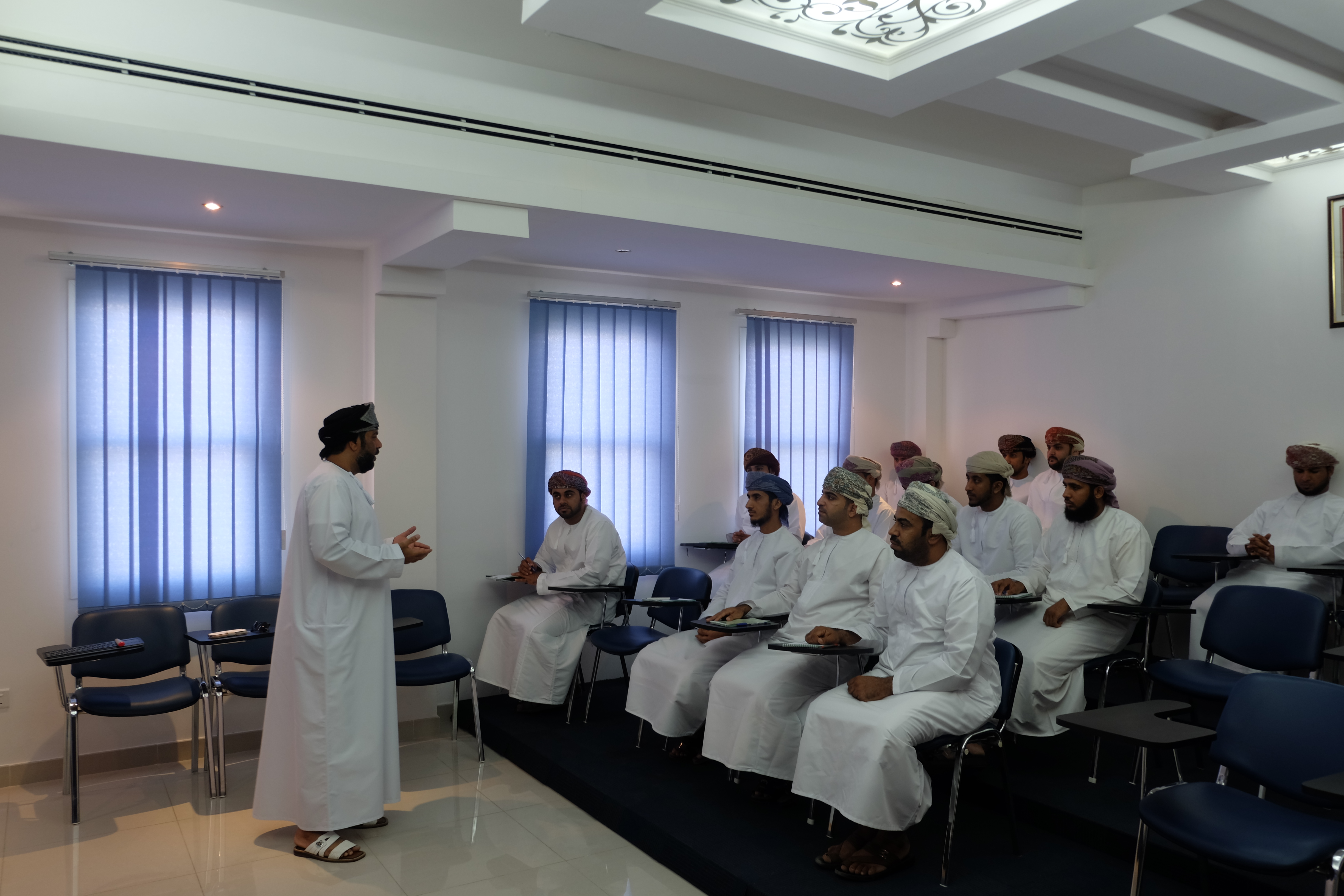 بلدية مسقط تواصل تنفيذ برنامج الرقابة على الأغذية لمفتشي الصحة الجدد