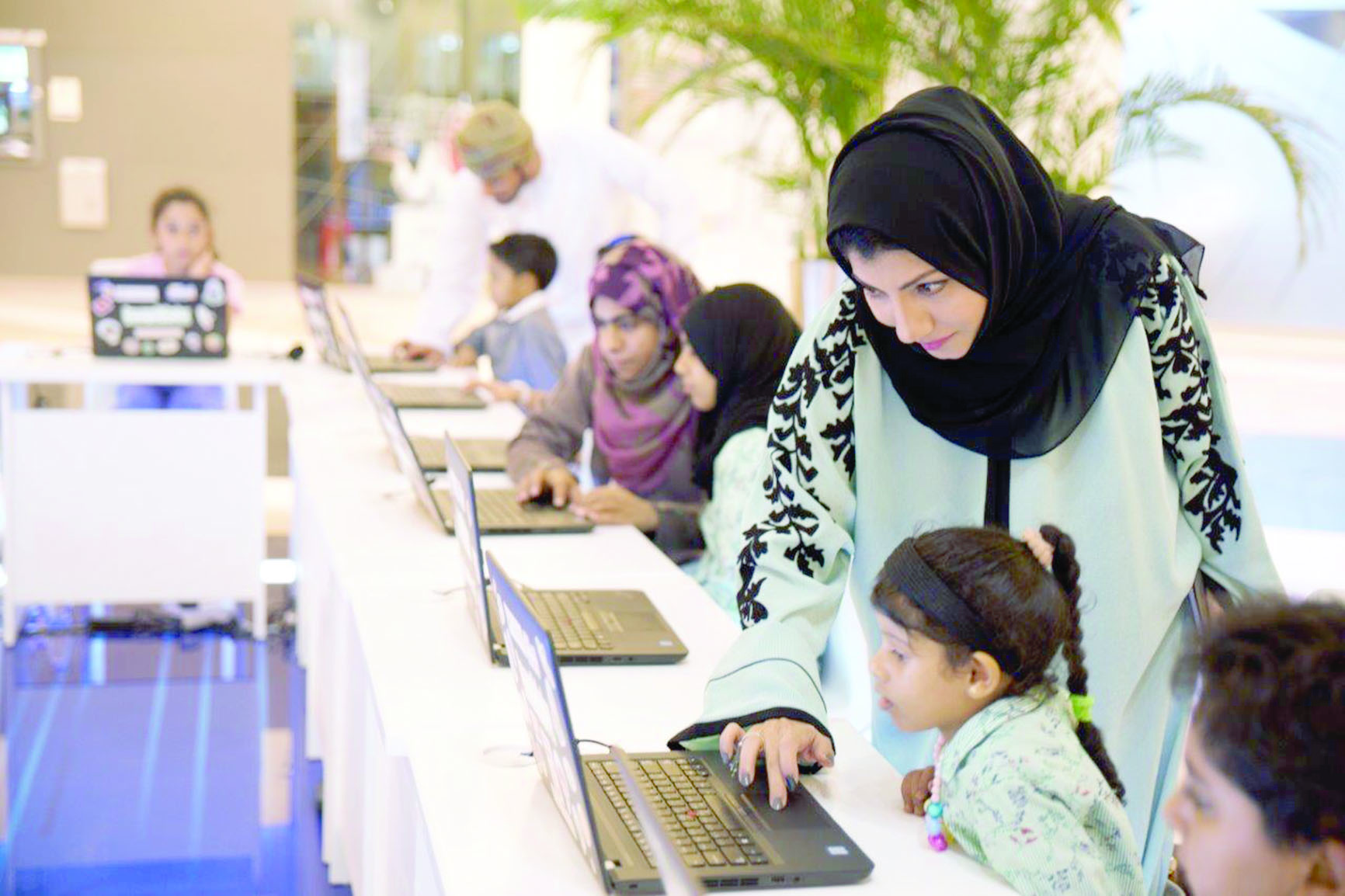 مبادرة "ساعة البرمجة" من عمانتل تحظى بتفاعل كبير من المشاركين