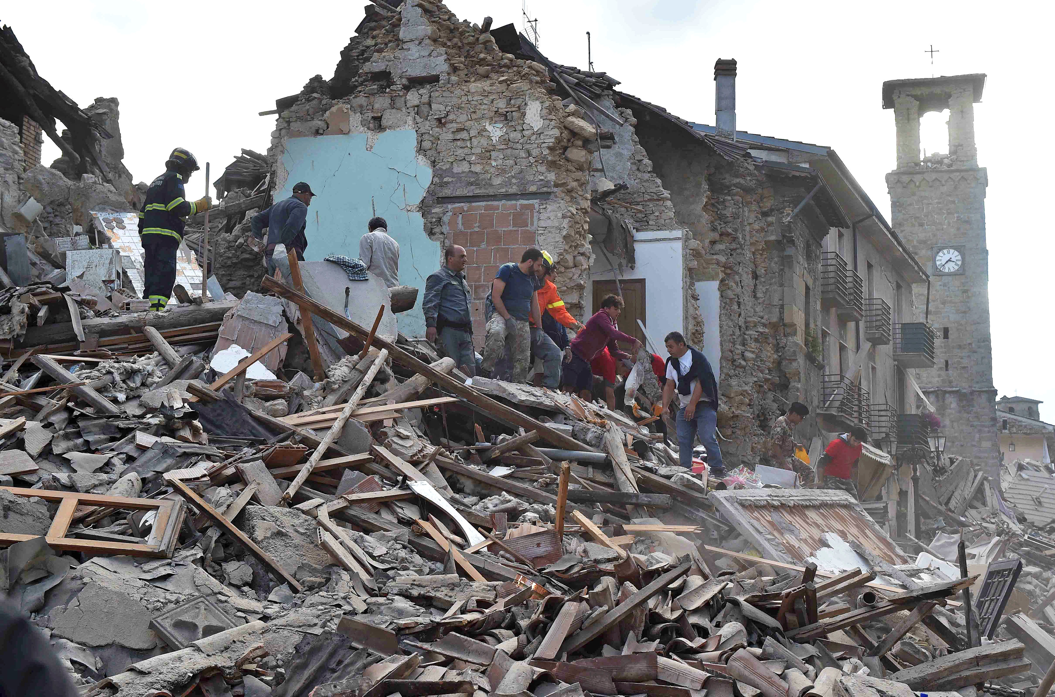 شاهد بالصور: آثار الزلزال المدمر الذي ضرب وسط ايطاليا