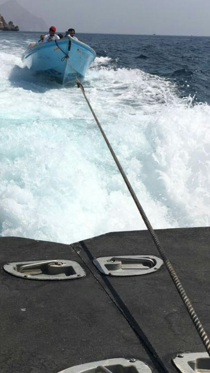 شرطة خفر السواحل تقدم المساعدة لقاربين في مسندم