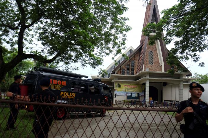 Suspected "terror" attack at Indonesian church; no serious casualties