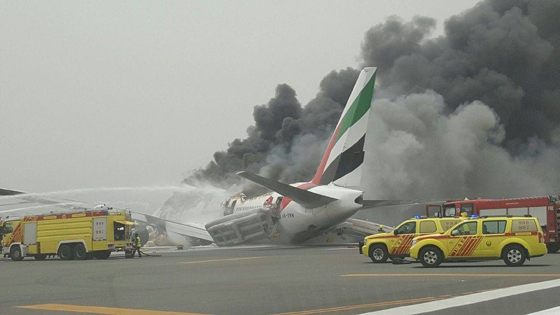 إغلاق مطار دبي بعد تعرض طائرة لطيران الإمارات لحادث