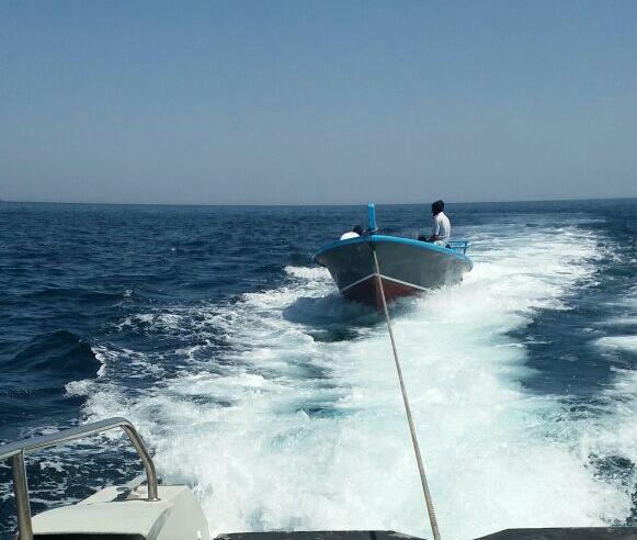 شرطة خفر السواحل تقدم المساعدة لقارب في مسندم