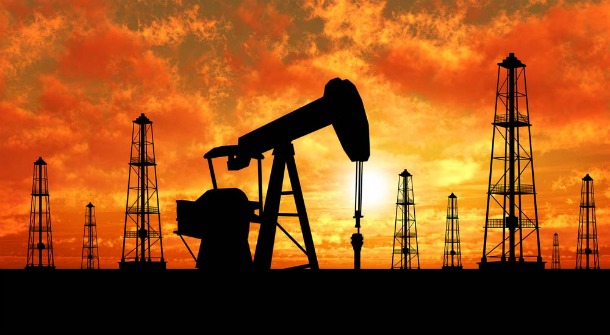 النفط يرتفع مع تعطل بعض إنتاج أمريكا وتكهنات بتحرك أوبك