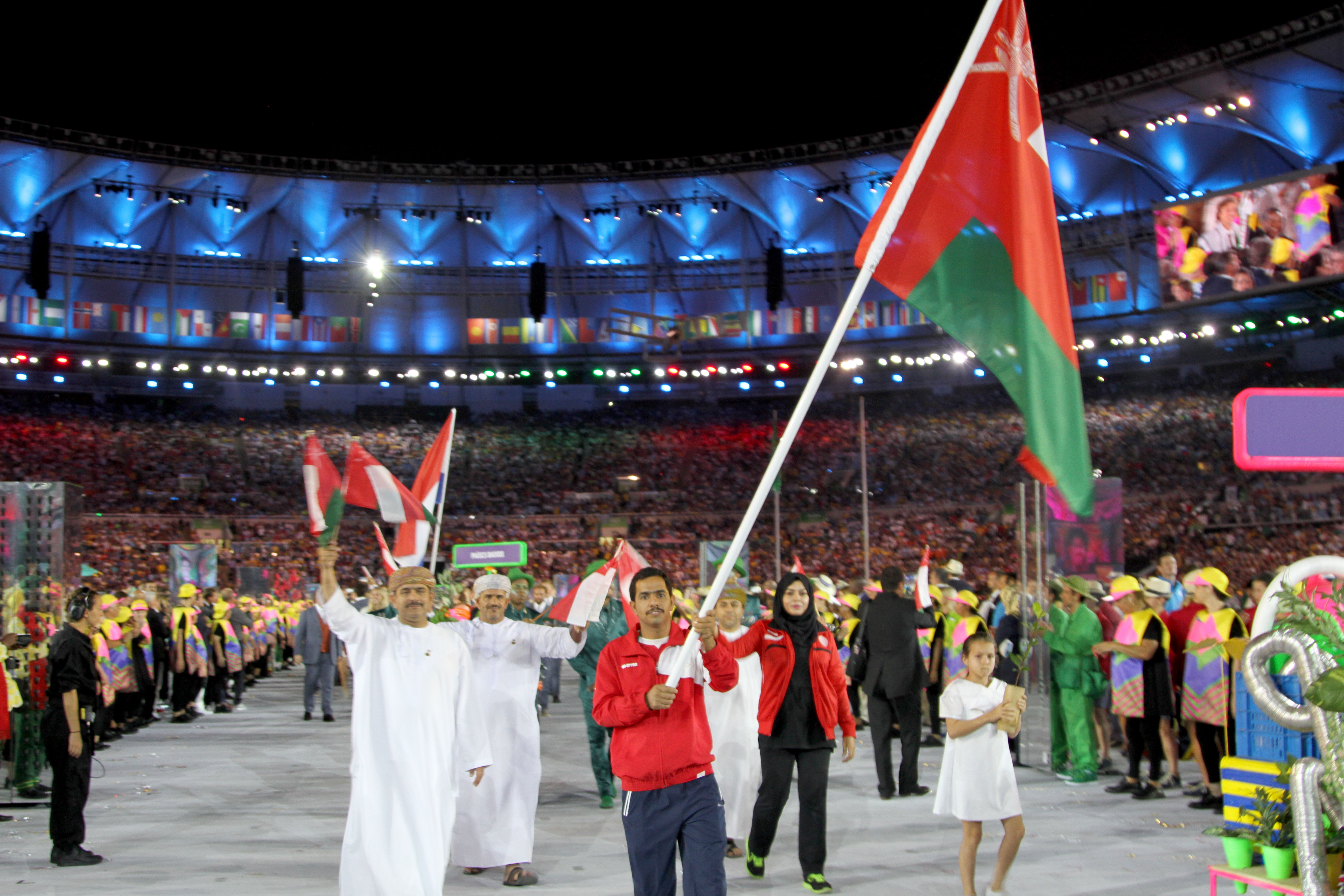 علم السلطنة يرفرف في حفل افتتاح "خيالي" لاولمبياد ريو 2016