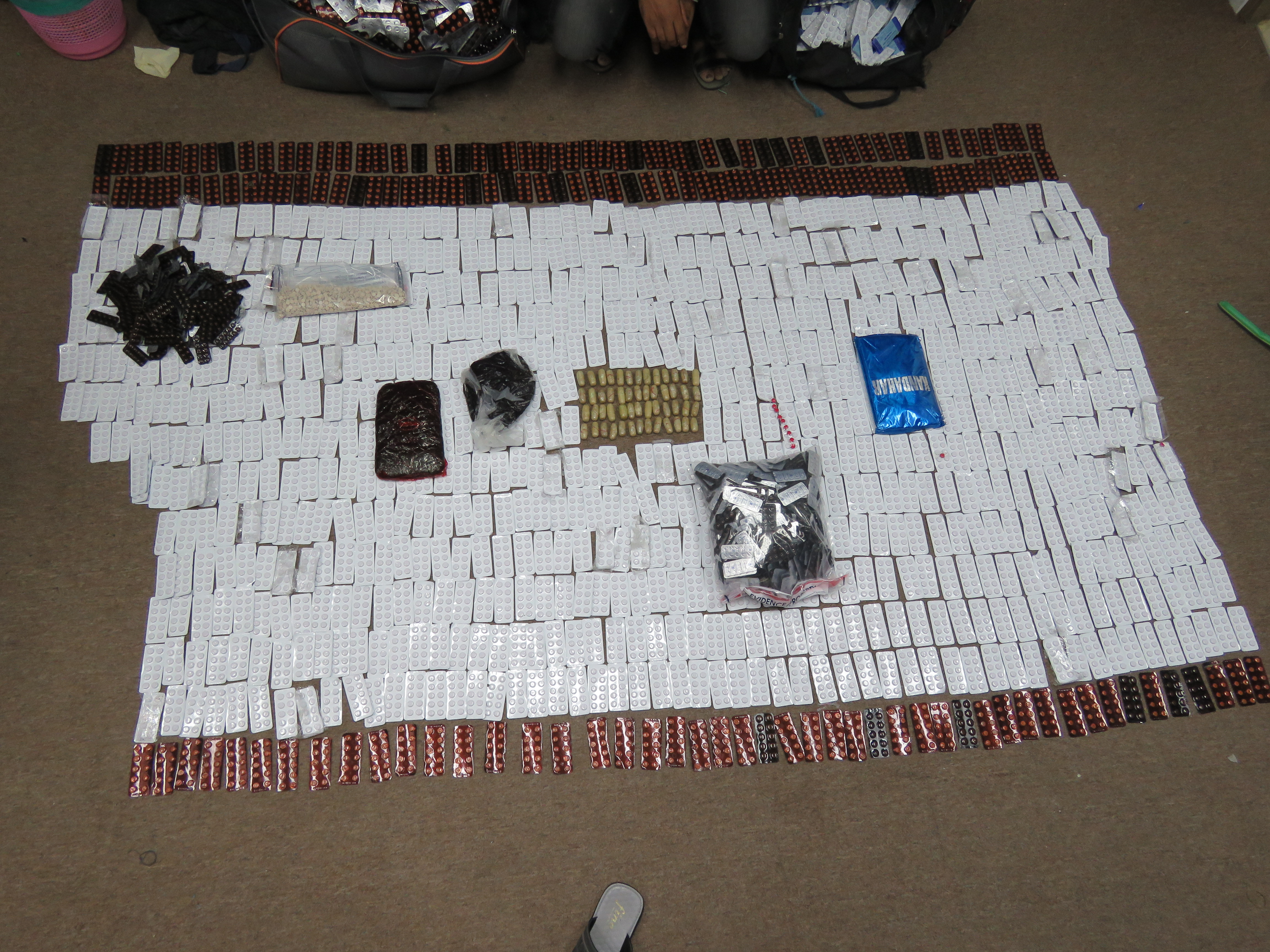 الشرطة تلقي القبض على مهرب مخدرات في السيب دخل إلى السلطنة بطريقة غير مشروعة