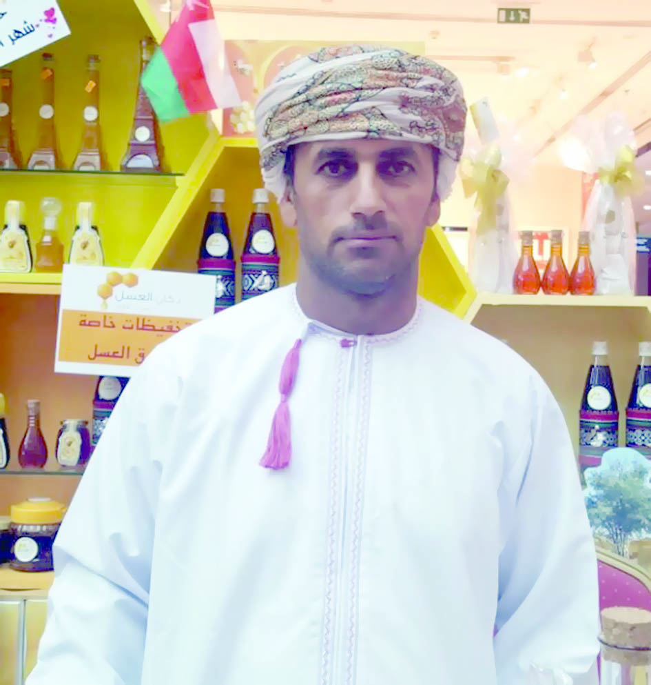 حمود العامري رائد اعمال عماني وظف أفكاره لتسويق وترويج منتجات العسل العماني