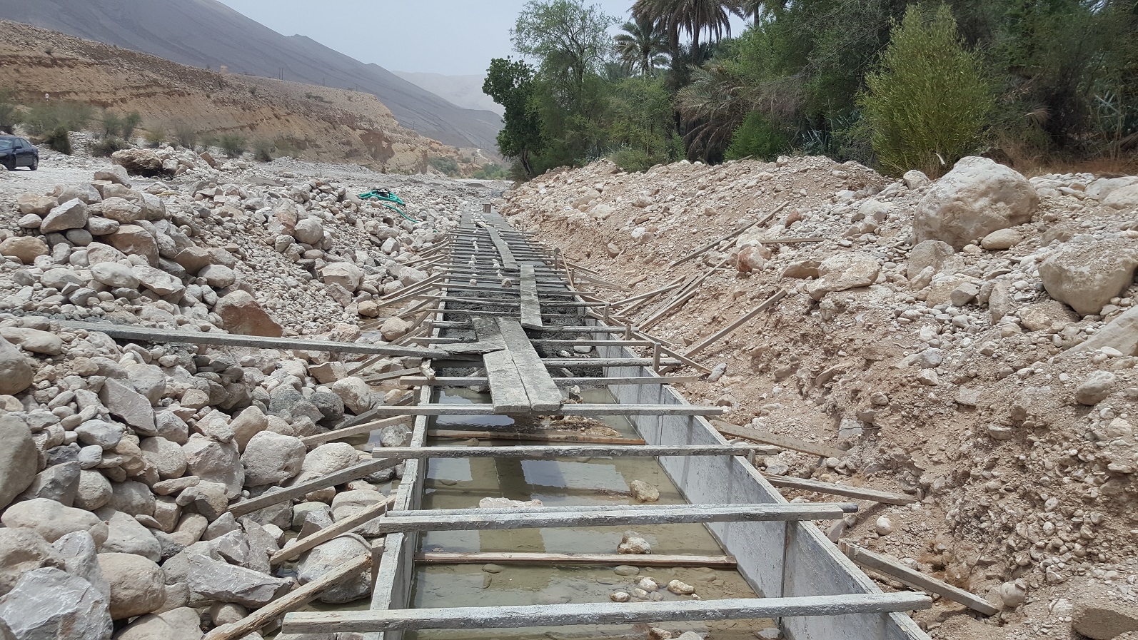 حائط حماية للواحات الزراعية بوادي بني خالد