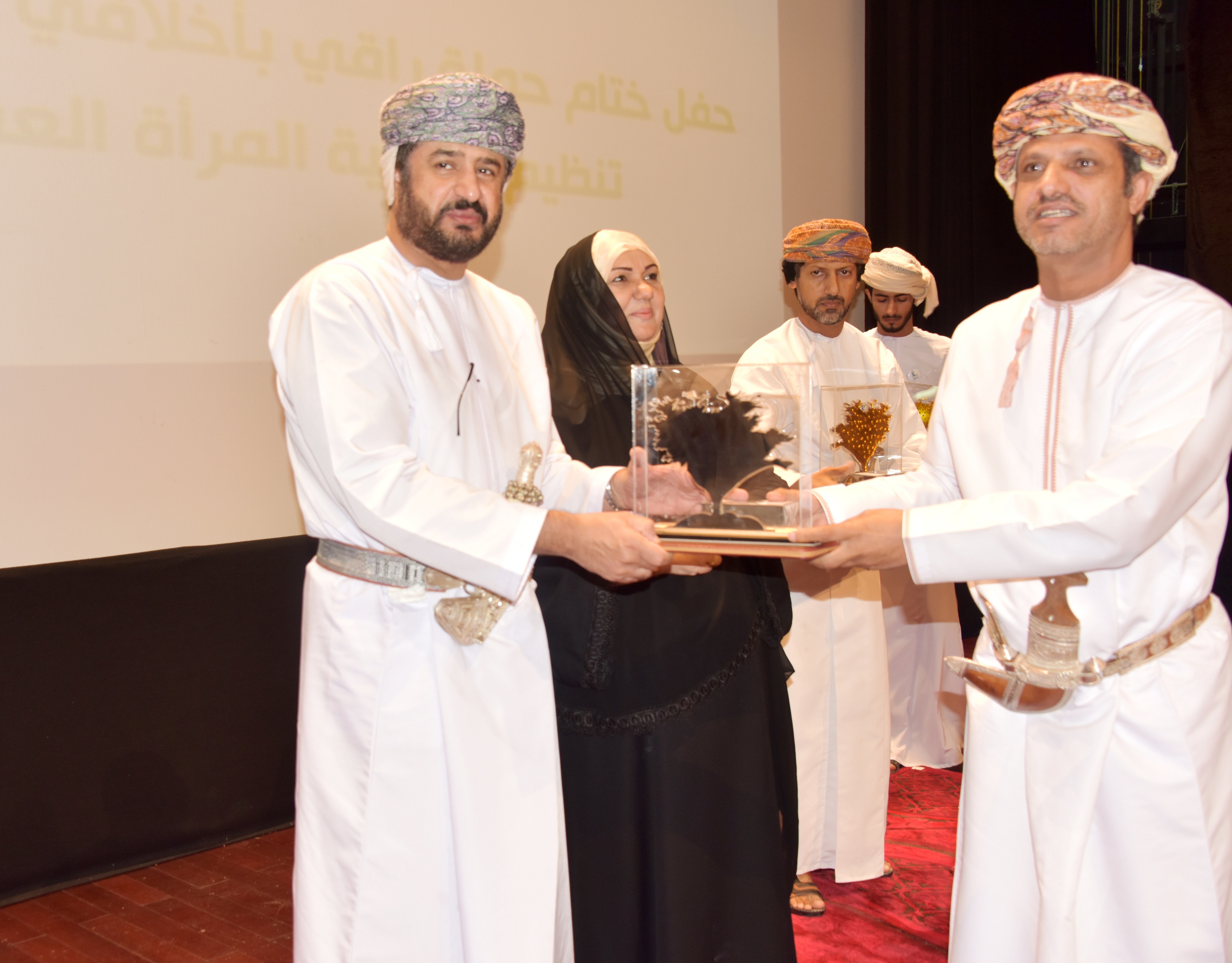 ختام فعاليات حملة "راقي بأخلاقي" بمحافظة ظفار