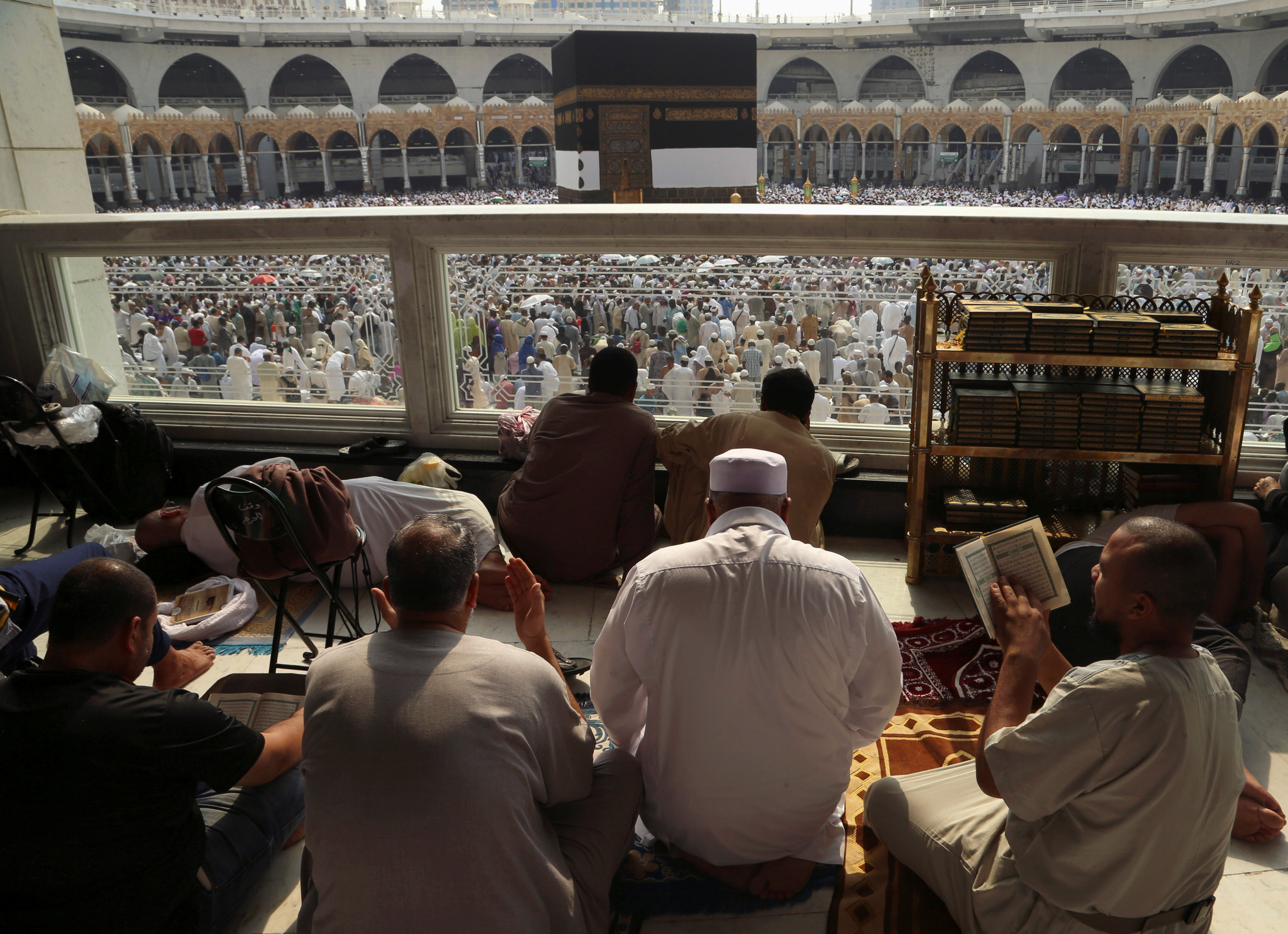 Haj pilgrims start praying in Arafat