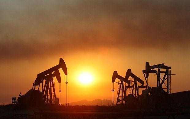 النفط ينخفض بسبب حفارات أمريكا ويتجاهل بيانات صينية إيجابية