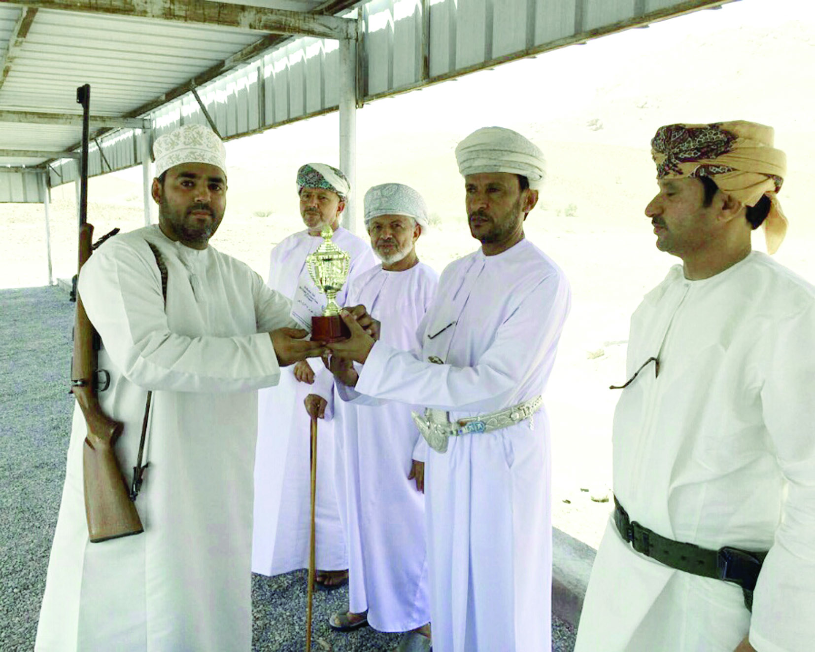 البوسعيدي والعزري يخطفان المركز الأول في مسابقة الرماية  بمنح