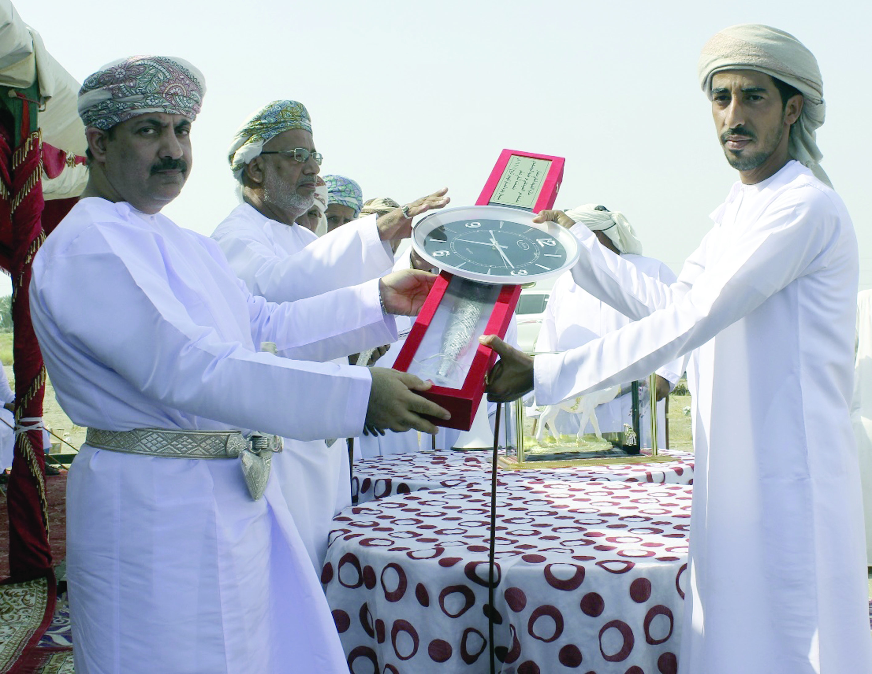 سباق للهجن في احتفال بركاء بعيد الأضحى المبارك