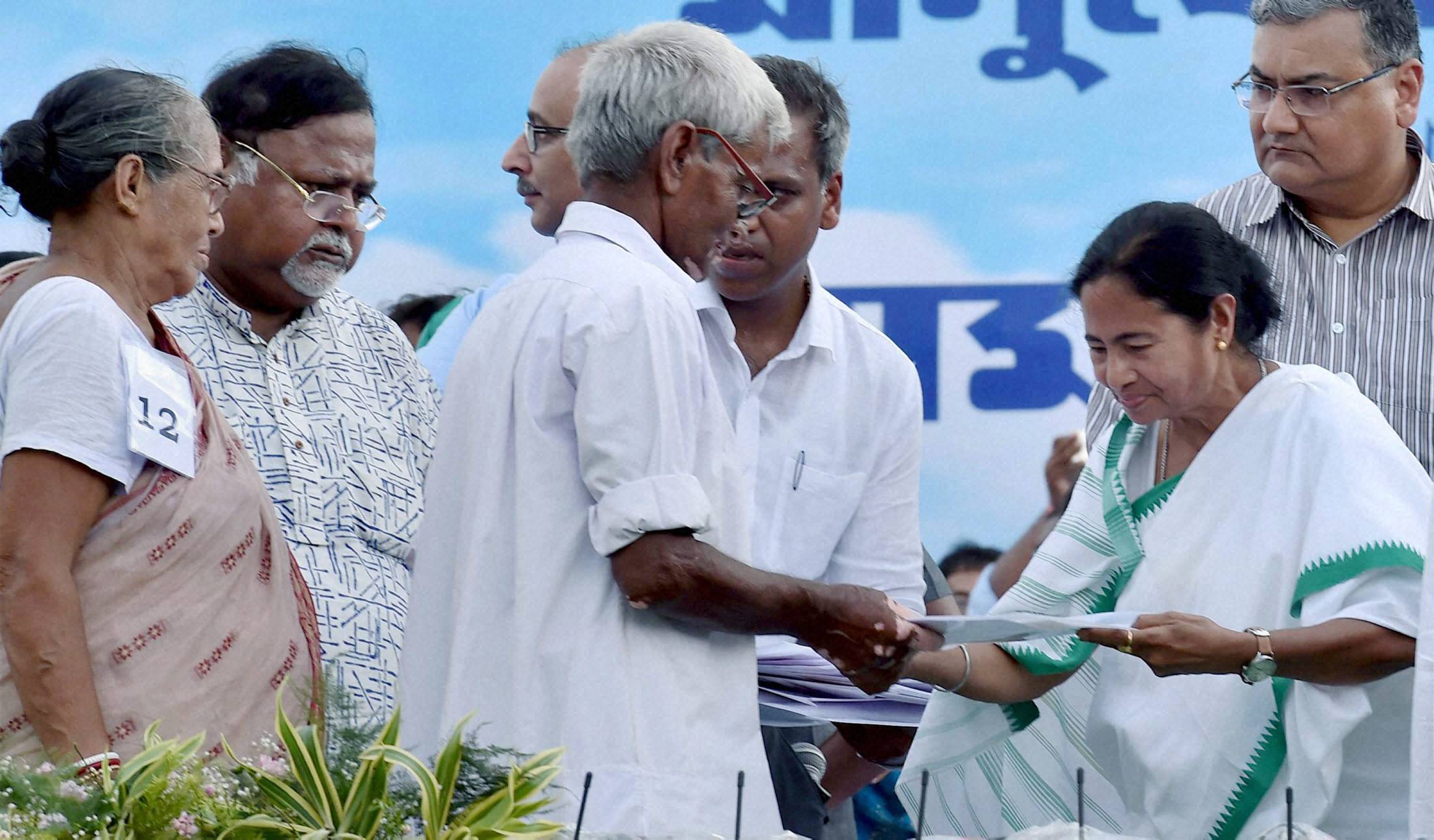 Mamata returns land to farmers in Singur, sends out message to Tatas