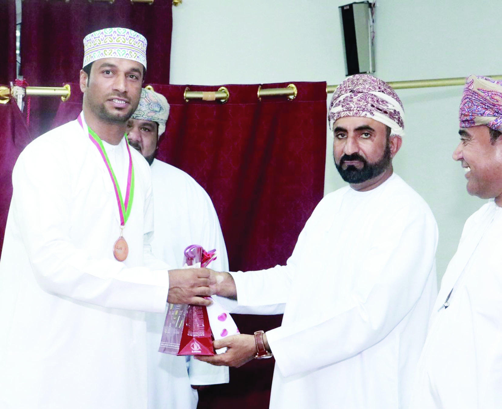 فريق مخيليف يكرم الفريق الكروي