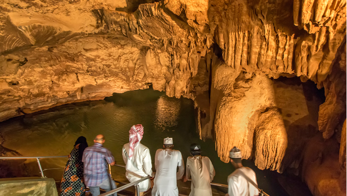 阿曼旅游:成千上万的人享受Al Hoota洞穴在开斋节Al bob体育打彩票Adha假期