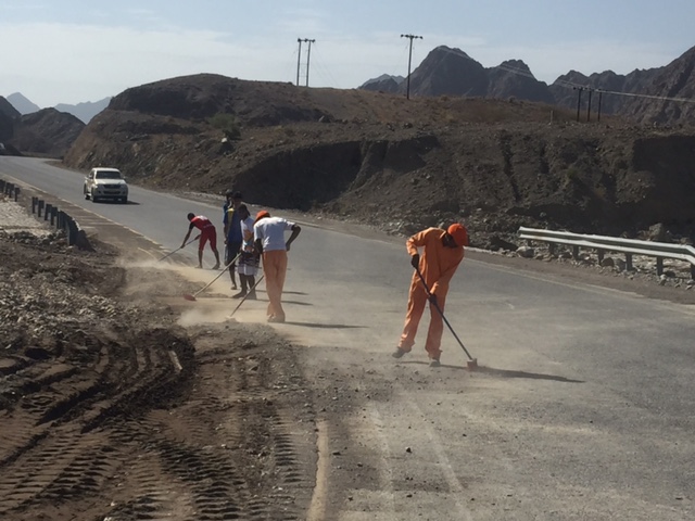 دماء والطائيين تنظم حملات  لتنظيف الطرق الداخلية