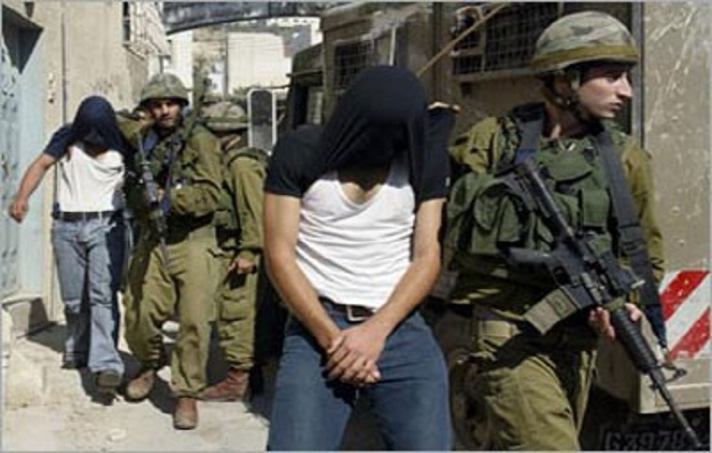 قوات الاحتلال تعتقل ثلاثة فلسطينيين من الخليل وبلدة بيت أمر