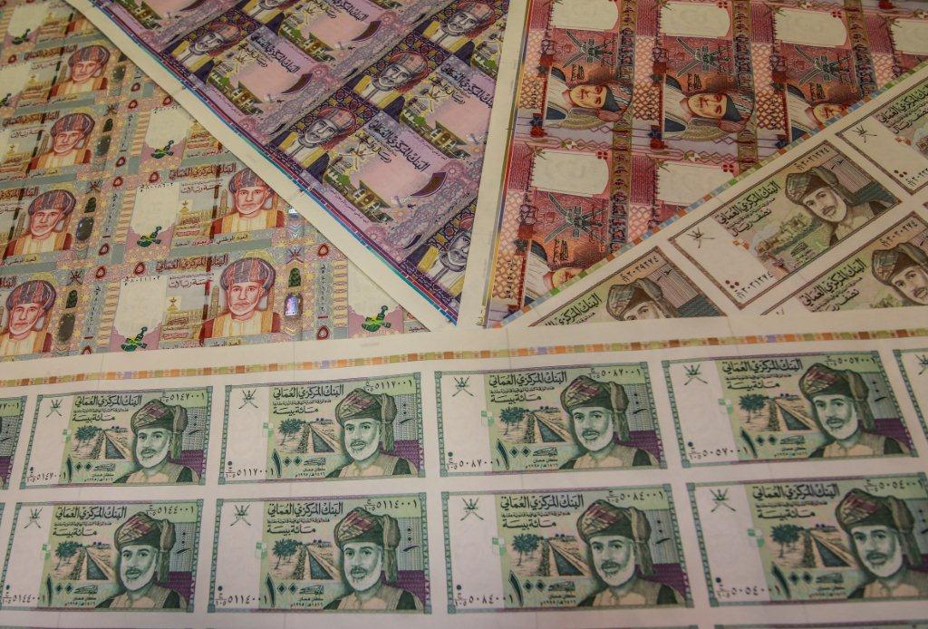 البنك المركزي العماني يصدر صحائف كاملة للأوراق النقدية من فئة 100 بيسة ونصف ريال والريال التذكاري