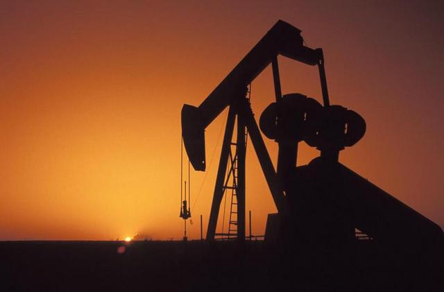 النفط يرتفع بعد أنباء عن انخفاض مخزونات أمريكا وإضراب في النرويج
