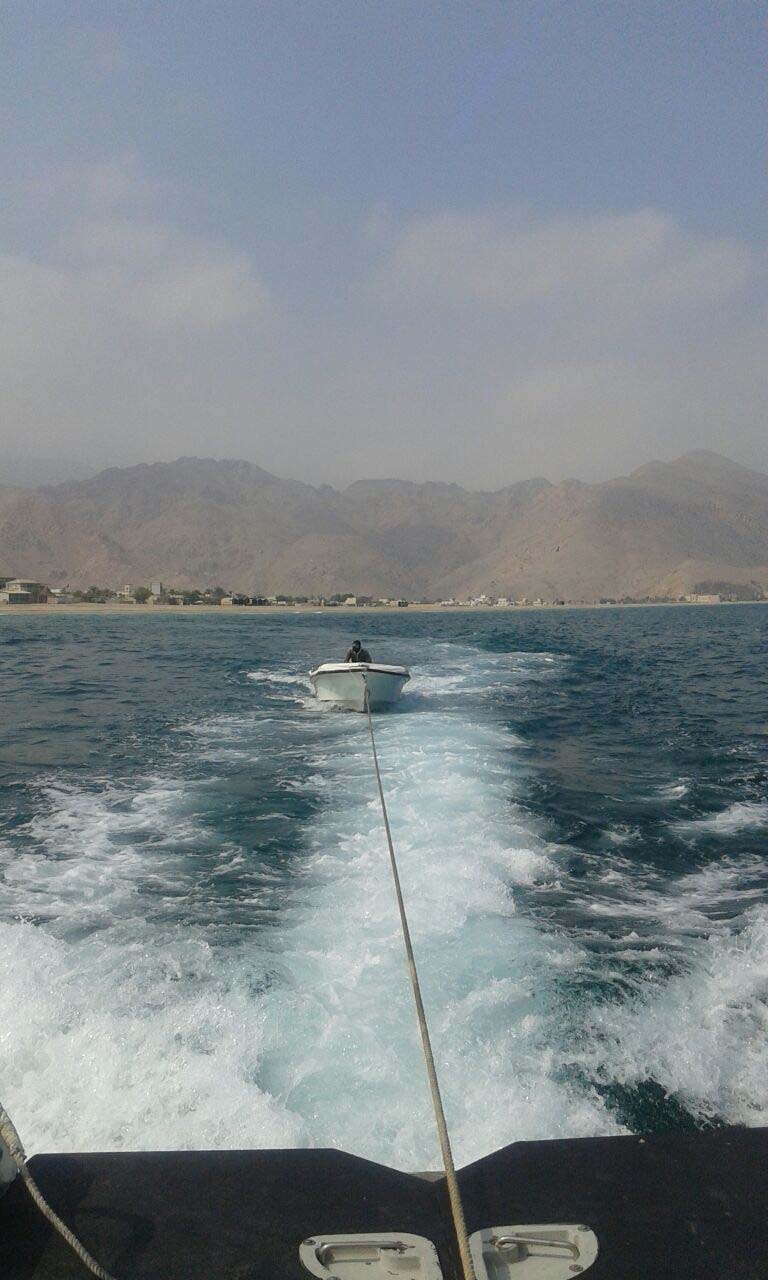 الشرطة تقدم المساعدة لقاربي صيد في مسندم