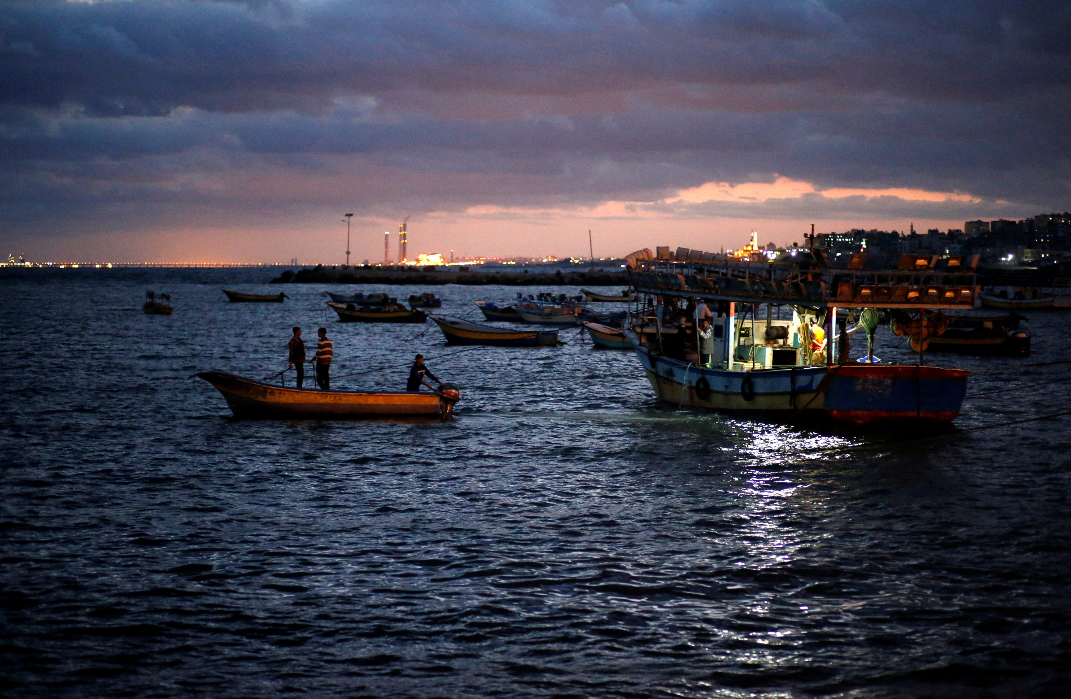 Gaza fishermen feel caught by Israel's tight security net