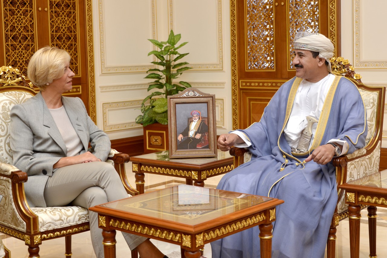 وزير المكتب السلطاني يستقبل وزيرة الدفاع بجمهورية إيطاليا