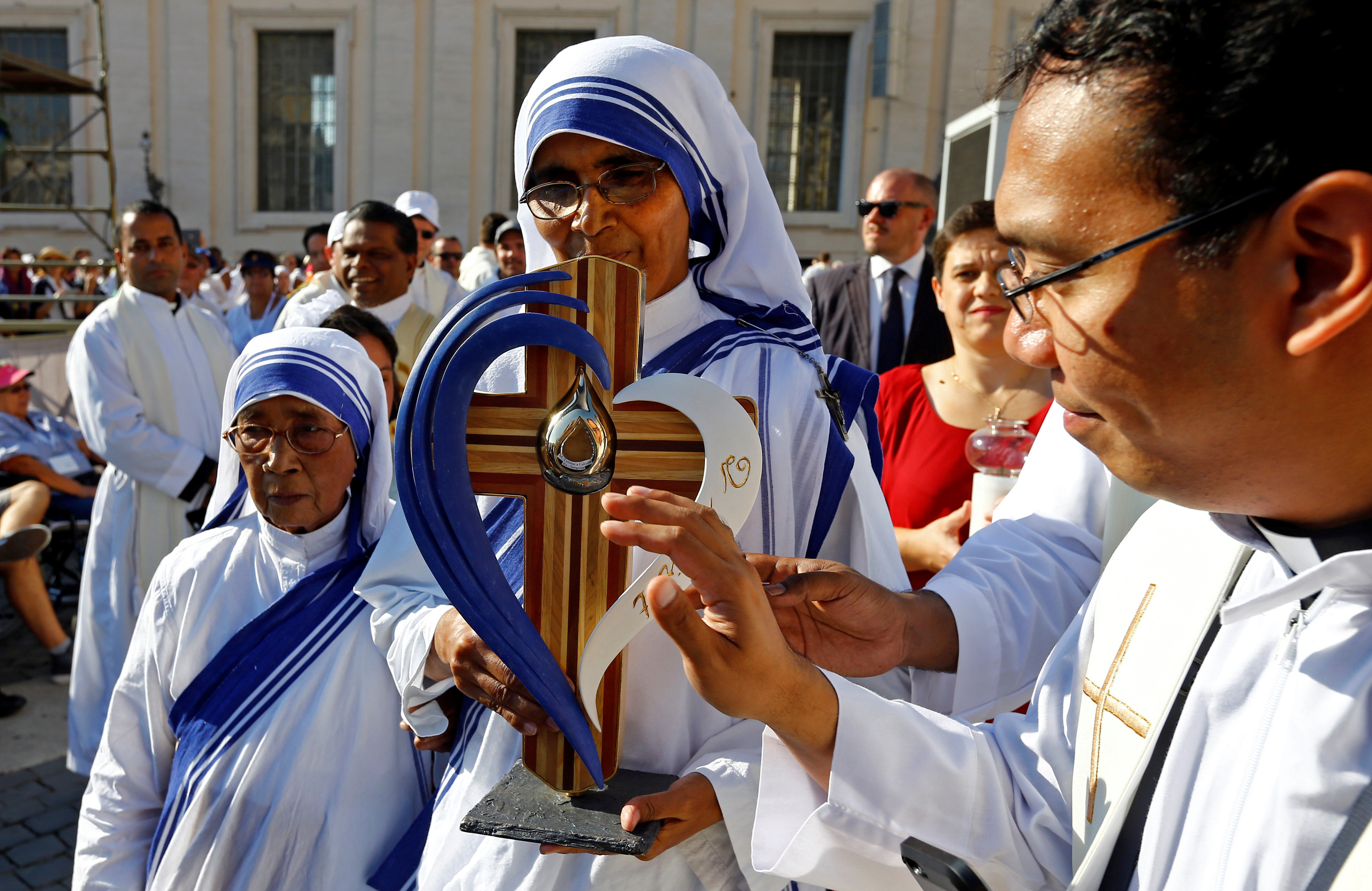 Crowds flock to Vatican for Mother Teresa sainthood ceremony