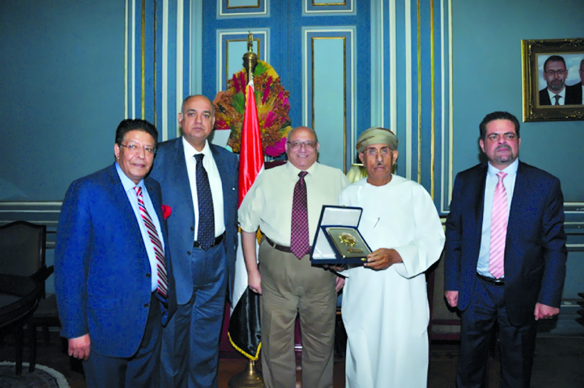 كلية صور الجامعية توقع إتفاقية مع جامعة عين شمس