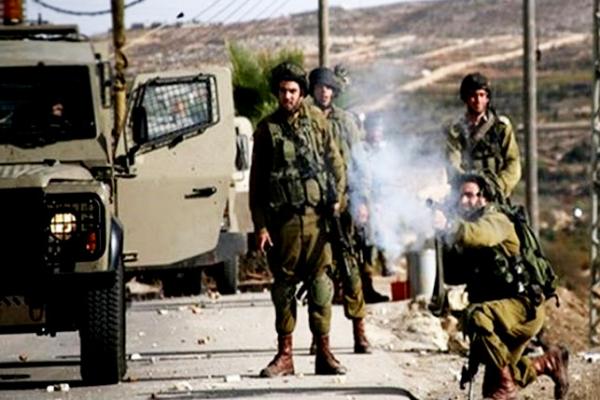 قوات الاحتلال تطلق الرصاص الحي على المزارعين الفلسطينيين بقطاع غزة