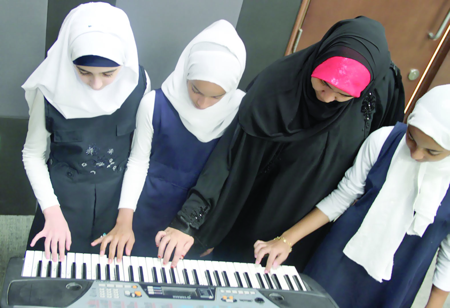 حلقة لتدريب الطلاب على العزف الموسيقي في نزوى