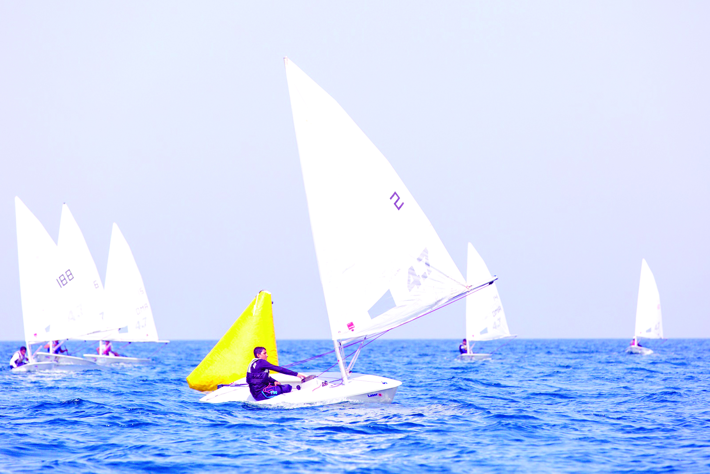 المنافسات الجدية بين المدارس ترفع من مستوى سباقات تحديد المستوى التي تنظمها عمان للإبحار في المصنعة