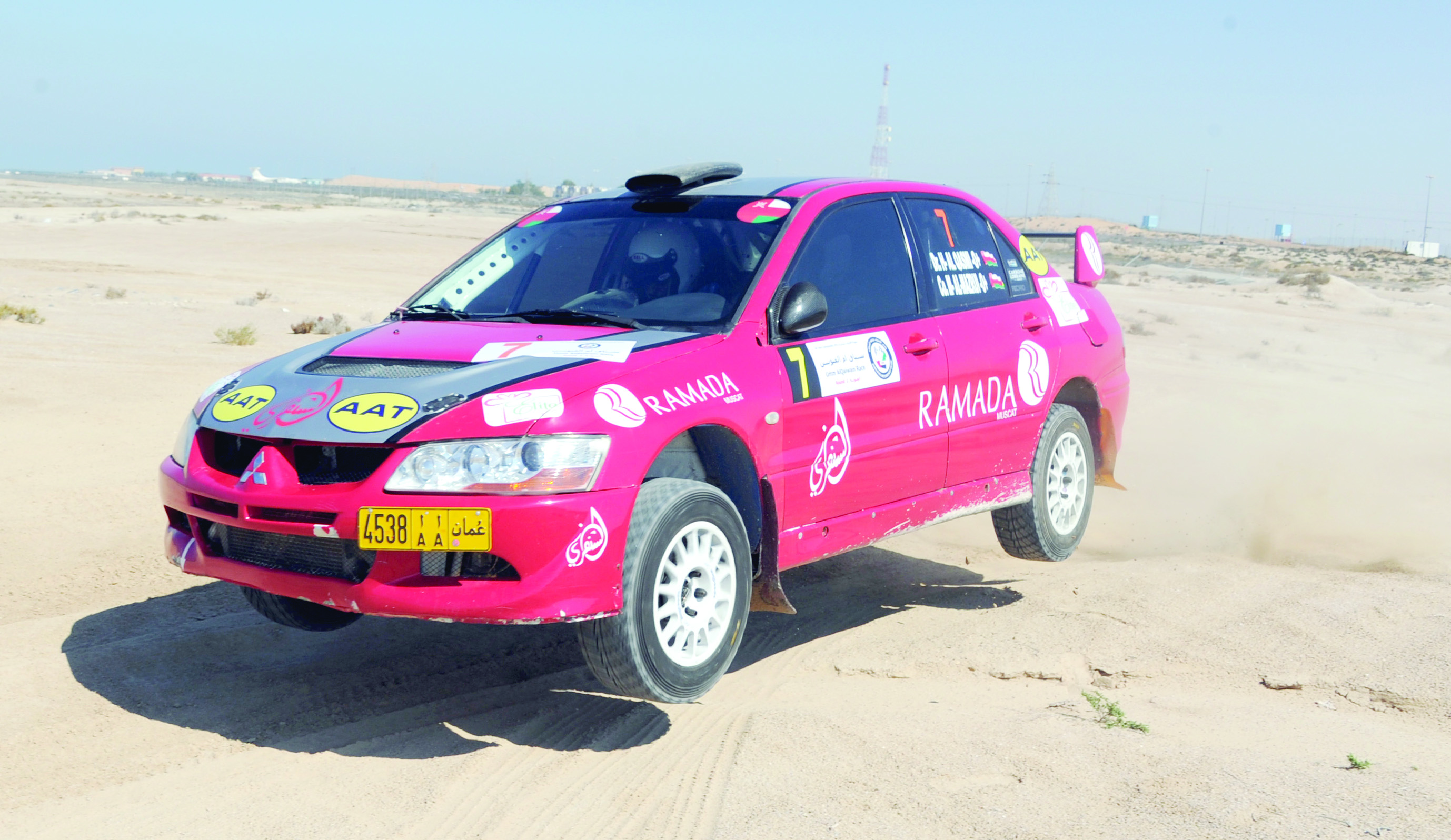 خمسة متسابقين عمانيين يتنافسون في رالي الشارقة