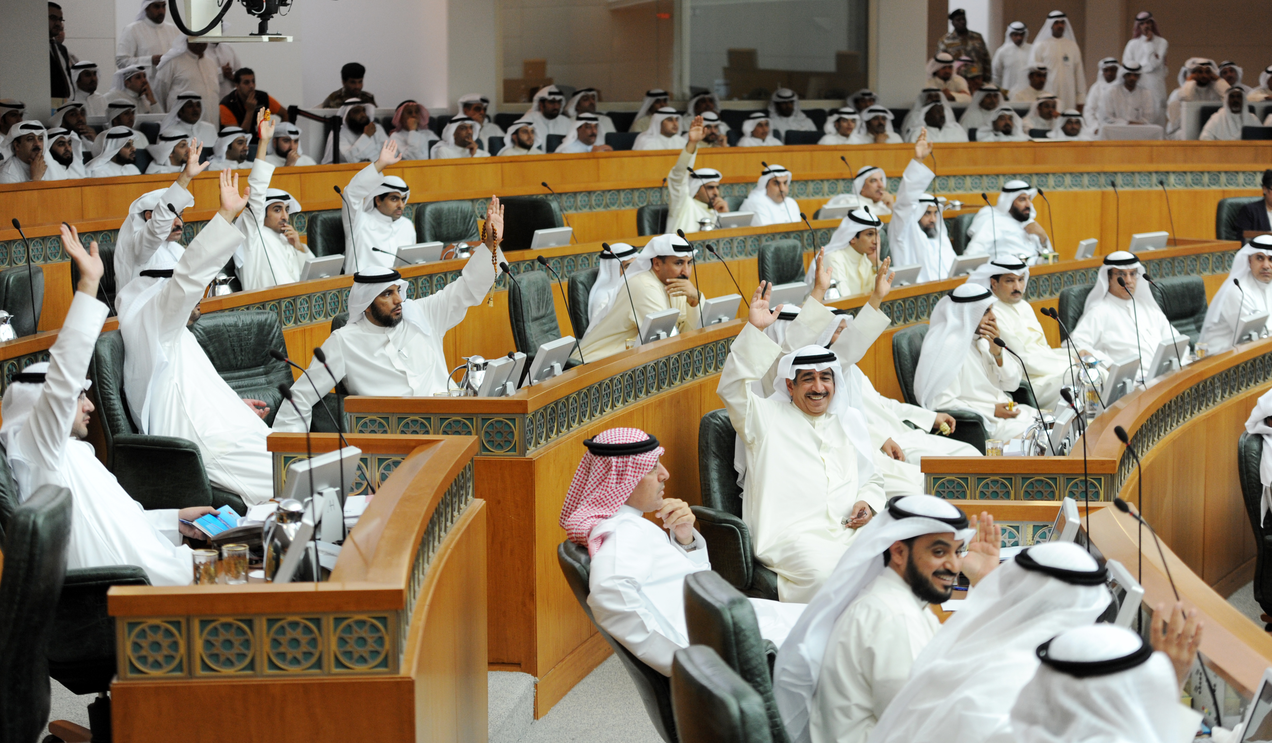 أمير الكويت يصدر مرسوماً بحل مجلس الأمة الكويتي