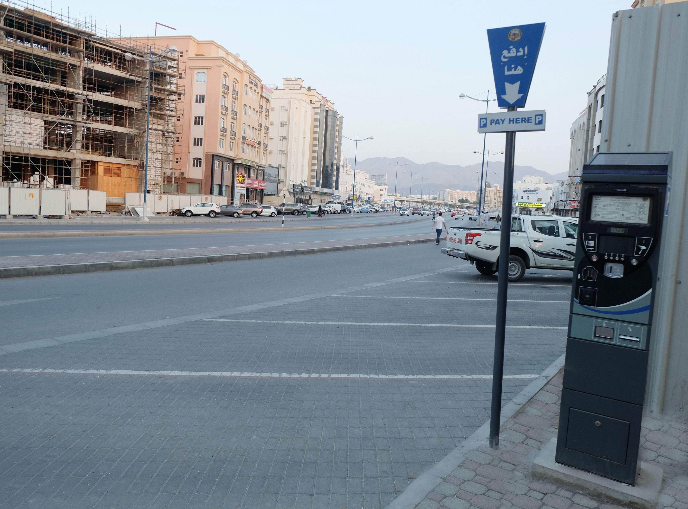 بلدية مسقط تغطي (9376) موقفا خاضعا للرسم الجديد