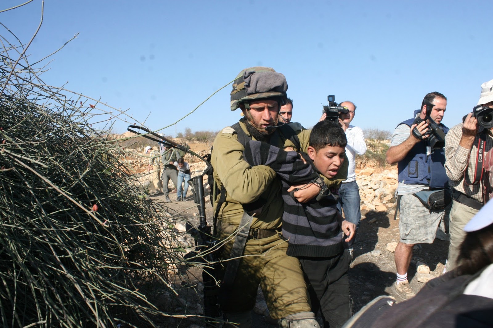 الاحتلال يعدم فتاة بنابلس ويعتقل 24 فلسطينيا من الضفة بينهم قاصرون