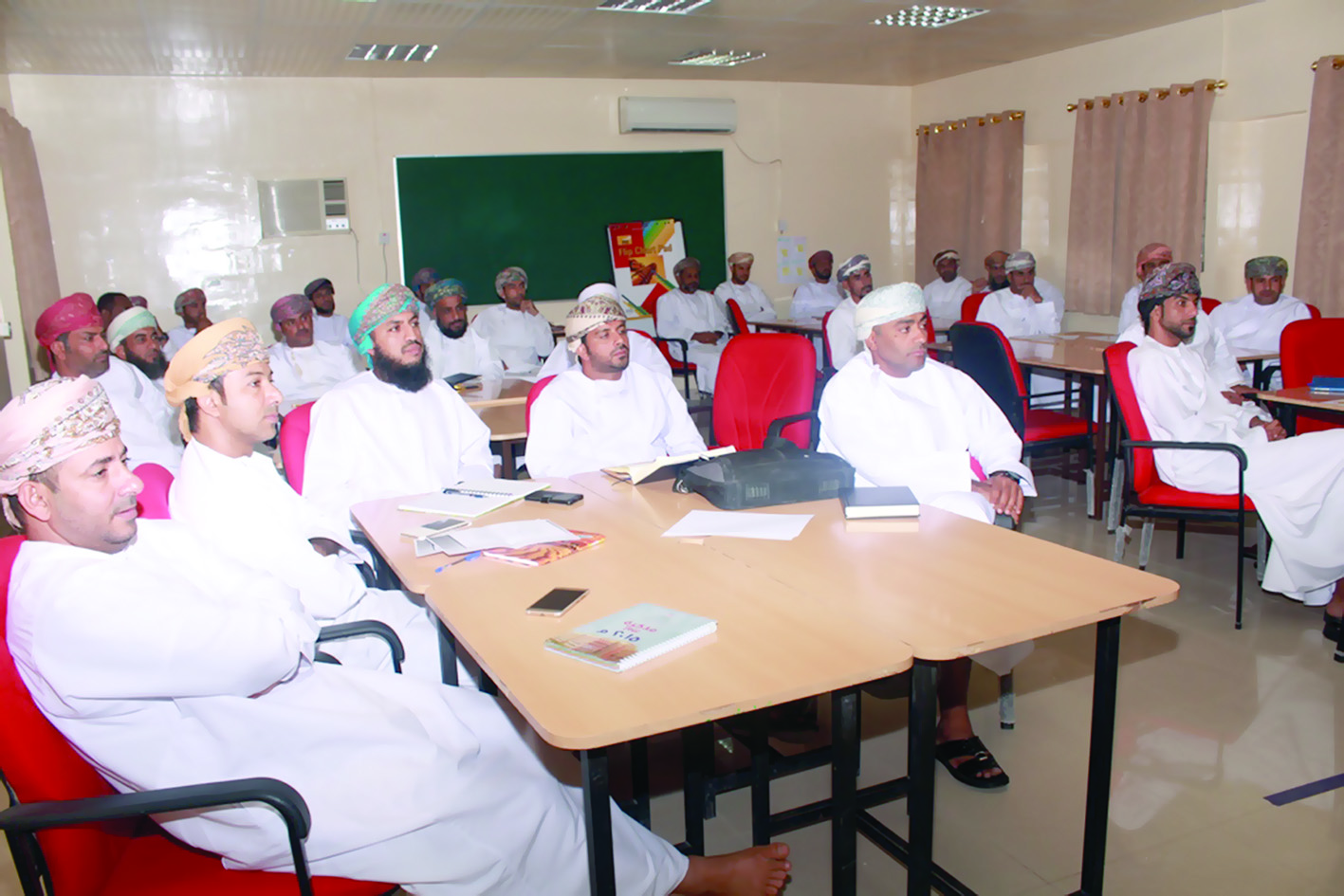 التدريـب على التحليــل العلمــي للمخطوطات التاريخية بالداخلية